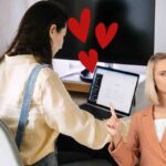 Ragazzi innamorati dei chatbot, psicologi in allerta: i rischi dell’affettività virtuale