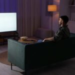 Perché accendiamo la TV senza guardarla? C’è una spiegazione psicologica che sorprende