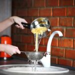 Perché non devi mai buttare l’acqua della pasta nel lavandino (lo spiegano gli esperti)