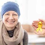 Dal tè verde allo yoga: i rimedi naturali (sempre affiancati alle terapie tradizionali) che davvero aiutano durante le cure